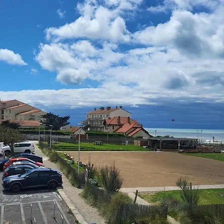 A 100m De La A Saint-hilaire-de-riez, Avec Balcon Et Parking Public - Fr-1-426-330 *