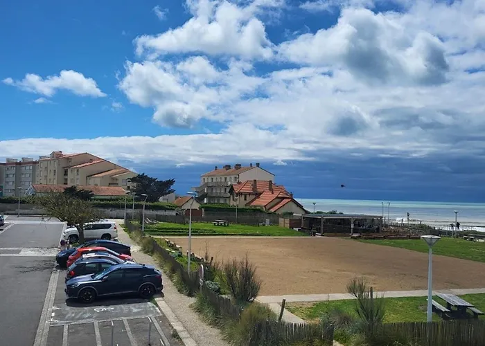 A 100m De La A Saint-hilaire-de-riez, Avec Balcon Et Parking Public - Fr-1-426-330 *